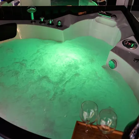 公寓 Stylish With Jacuzzi By Ndp Rent